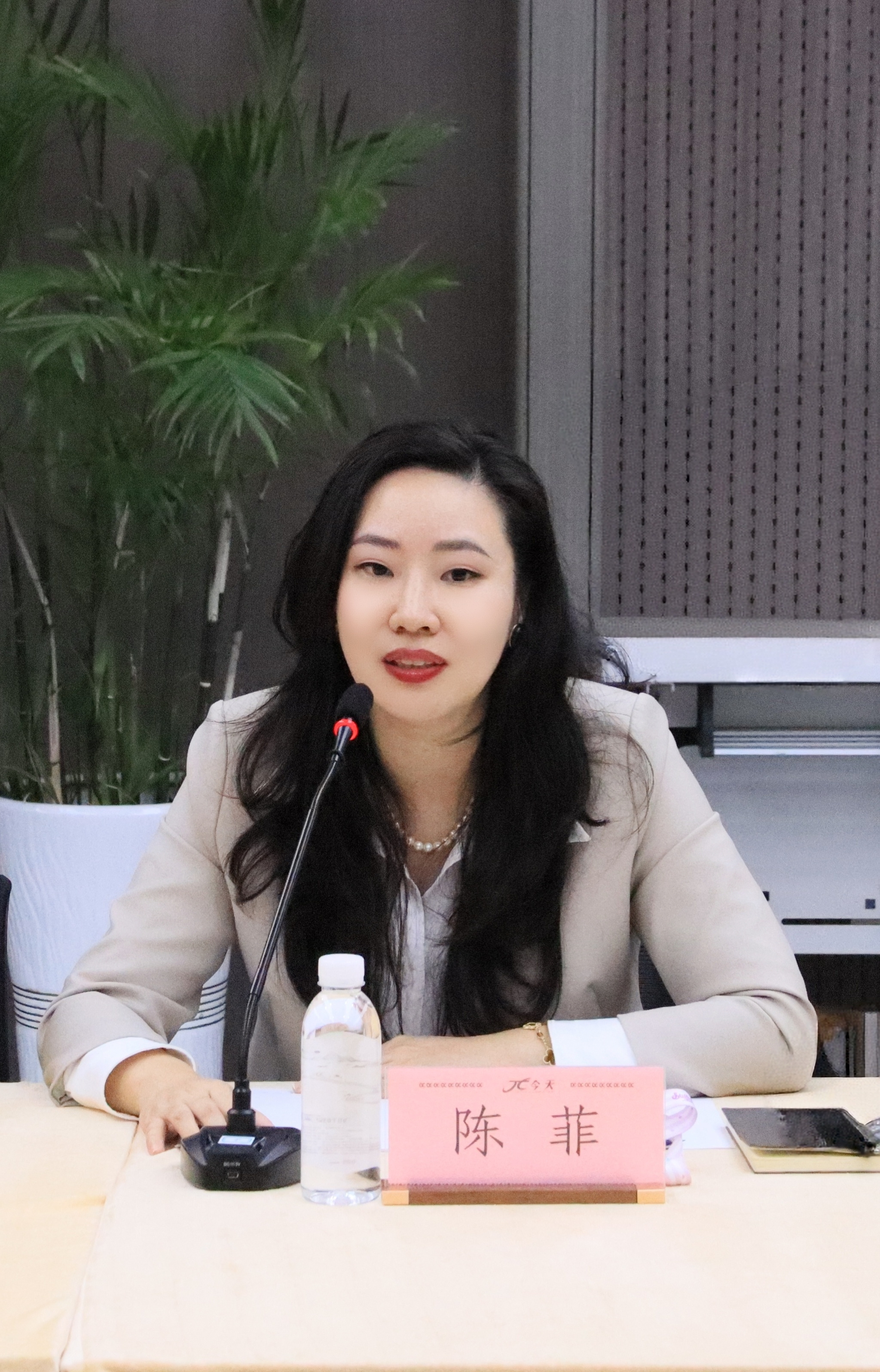陈菲.jpg
